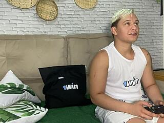 minha vizinha safada perdeu no fut e teve que pagar aposta, tirou a camisinha e sentou no pelo