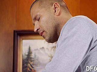 Timida muestra su coñito apretado virgen superando nervios por exposición cruda