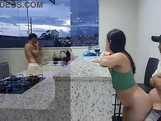 Amico, sto scopando mia moglie calda in cucina fino a farla venire mentre il marito lava i piatti!