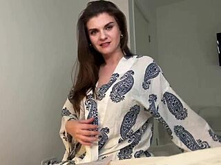 A mostohaanya nem vette észre, hogy a mostohafia az ajtóból nézi, keményen elélvezett a hálóban