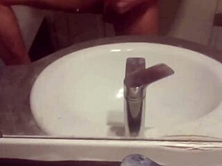 I watch jeune masturbate passionately