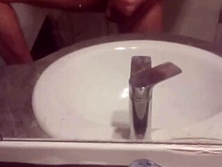 I watch jeune masturbate passionately