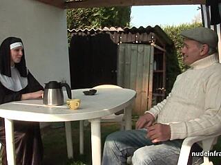 Hej, hočeš videt mlado francosko nuno, kako jo trdo nabijajo v trojčku s Papyjem voajerjem?