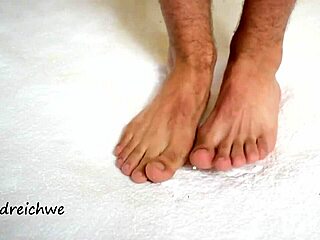 Huge feet of sexy gay man in high definition fetish