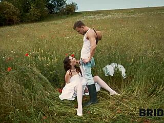 Hej, táto pekná brunetka nevesta šuká nadržaného pastiera vonku!