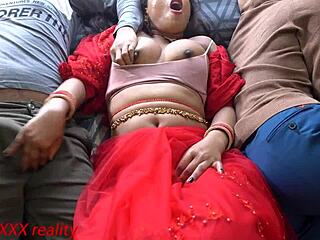 Индијска маћеха и син се загревају на хиндију