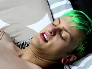 Jeunes gays bareback cul avec éjac facial et sperme en bouche du couple twink