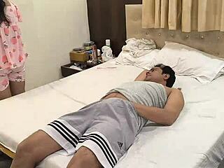 Knulla hårt i OYO Hotel Delhi med het hemmafru!