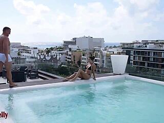 Tanned babe gets creampie from stranger 😏