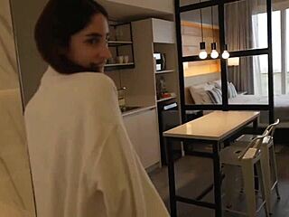 OMG, ik betrapte de hotelmeid in mijn jacuzzi, ze doet alles om niet ontslagen te worden... dubbel klaarkomen!