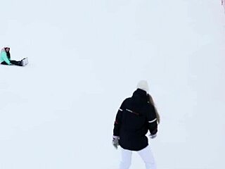 Od snowboardinga do jebanja pičke sa 18-godišnjom Alice Flore i Amelia Ost