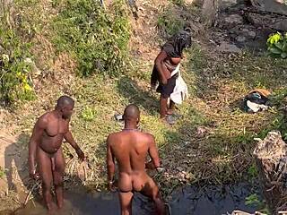 Dvaja cudzinci šukajú túto dedinskú kočku pri rieke jeden po druhom