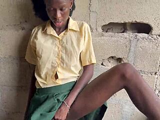 studentă sexy 18+ prinsă masturbându-se lângă tufiș în moment sălbatic