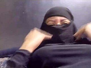 Arab amatér MILF ukazuje velké kozy a stříká krémovou kundičku v hidžábu niqábu šatech