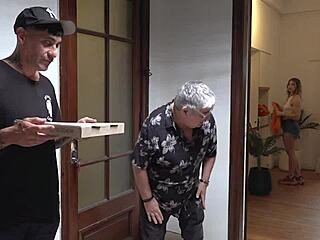 Ουφ, έστειλα τον άντρα μου στην τράπεζα για να ρουφήξω το καυλί του πιτσαδόρου, ουπς