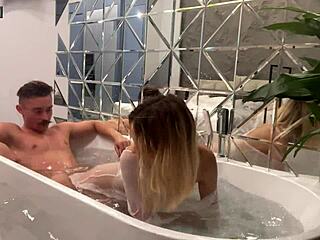 Záchodová kurva dáví se a jezdí na obrovském ptáku v těsné prdeli