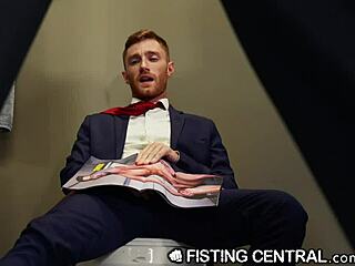 Zrelá šéfka pristihne zamestnanca, ako si honí v kúpeľni na Fistingcentral