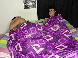 Νεαρός Κολομβιανός Μαλακίζεται με Πορνό στα Ισπανικά και η Μανουλά του τον Βοηθάει