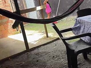 Colombiansk Nabo Ber om Hjelp med et Frekt Tilbud