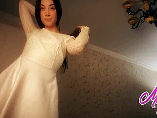 Sweet brunette babe fingers herself to orgasm nude