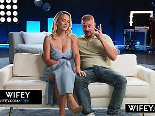 Hotwife rubia hambrienta de polla Sadie Rose se la traga profunda y la llenan mientras marido mira cómo monta