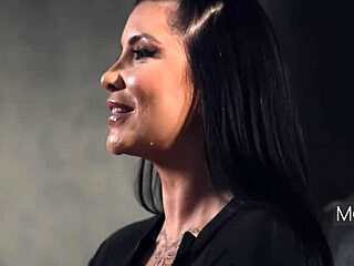 Rzuciłam naukę dla więcej seksu z moimi wielkimi cyckami