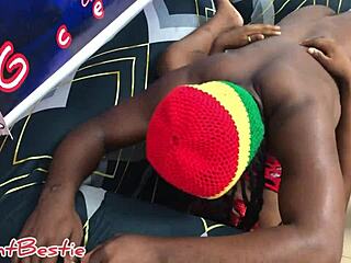 Beautiful bodybuilder babe gets quickie from neighbor