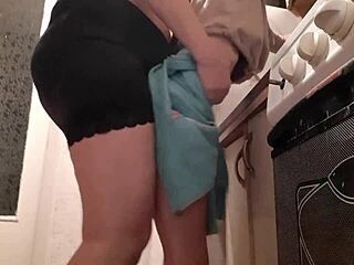 Počakal, da je hiša prazna, in močno nategnil pastorko v krilu