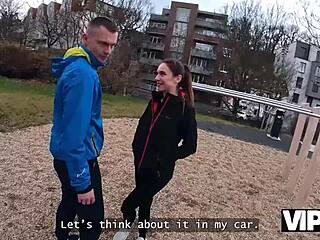 Vip4k атлетка Сакара Хел чука непознат в колата докато приятелят гледа