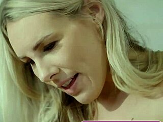 וואו, שלוש לסביות חרמניות—פנלופי קיי, באני מדיסון, קטרינה קולט—מלקקות ונושקות כל חור רטוב