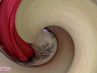 Dea curiosa si indulge nel feticismo piedi e scopa bionda calda! 😘