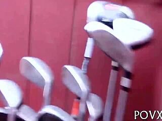 Mladá 18+ předvádí úžasné cucání kokotu v hardcore POV blowjob s intenzivním akcí a nárazy