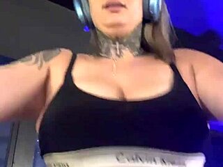 Treinando Na Academia Na Avenida Paulista, Fiquei Louca De Tesão Com Suor Escorrendo Até A Buceta Molhada