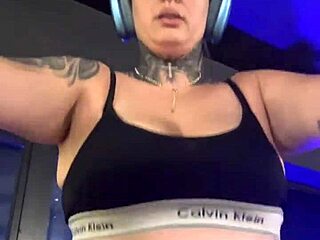 Treinando Na Academia Na Avenida Paulista, Fiquei Louca De Tesão Com Suor Escorrendo Até A Buceta Molhada