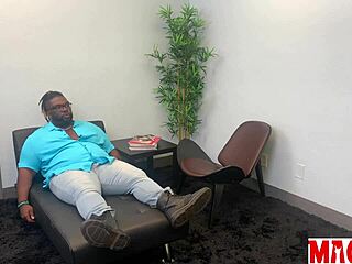 巨乳AV女優がランジェリーでバックステージ巨根騎乗位