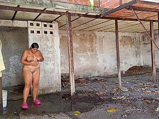 새엄마가 야외 샤워하는 걸 보다가 들켰어. 라티나 홈메이드 딥스로트 클립에서 벌려져!