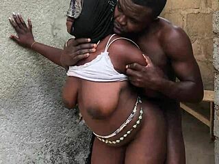 Eben babe roztiahne nohy v zákulisí pre monštrum vták s striekaním