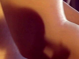 이 밀프가 라이브 스트림에서 보지 다이빙 당하고 엉덩이 핥혀