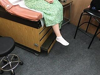 Scarlett Johnson Tit Consultant