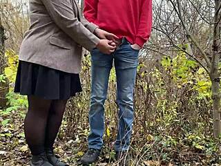 Толстая теща доминирует с публичной игрой в писсинг в нейлоне