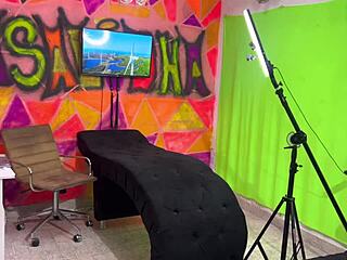 mulher gets her big ass licked at tattoo studio until she cums