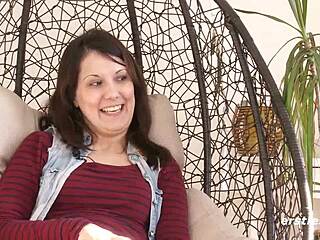 Nemecká amatérka prstuje pičku dildom