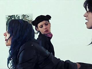 Mig og pigerne i læder på kontoret, så hot, ups!