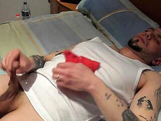 I masturbate with wifes panties before blowjob cumshot