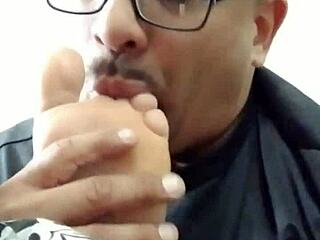 look at my ex whore's toes, don't you want to suck them?