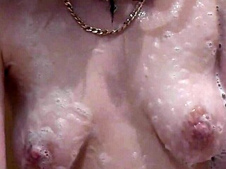 الزوجة الجميلة أسول تشعر بالرغوة الصابونية تلمس كسها الرطب وصدرها الطبيعي في الحمام