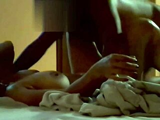 Então, esse cara amarrou o marido lá fora e comeu a Karina com força.