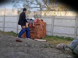 Эй, хочешь увидеть дикую мексиканскую латиноамериканку, которая показывает жопу и трахается на работе на камеру?