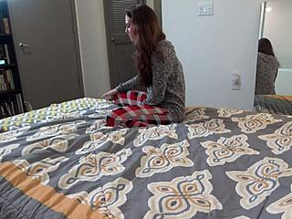 Scarlet Datz sul divano per pompino anale brutale in POV californiano?