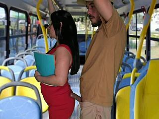 Prekleto, groba encoxada in jebanje študentke v javnem avtobusu